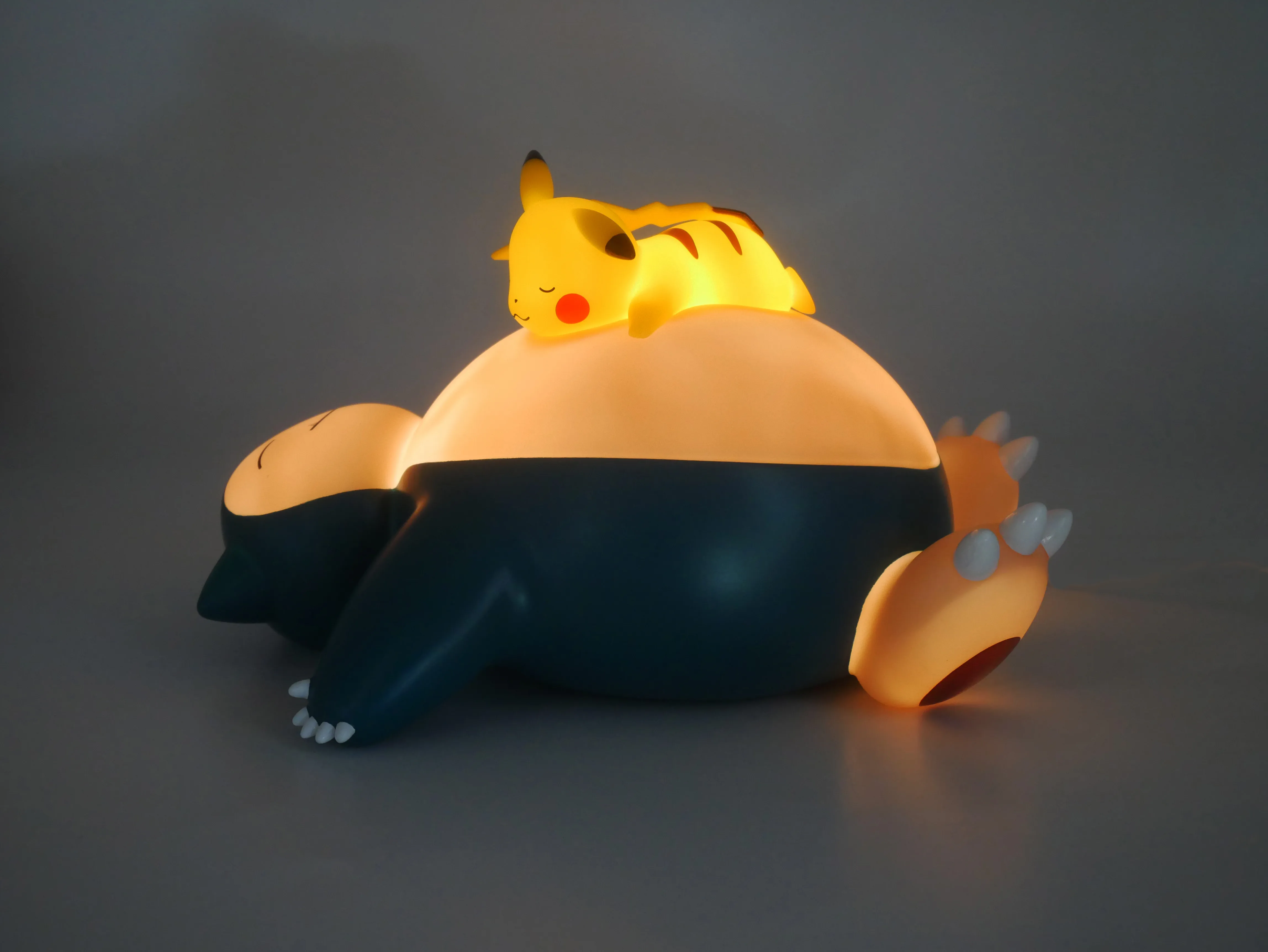 Figurina luminosa Snorlax e Pikachu addormentati 25 cm - Pokemon 811408